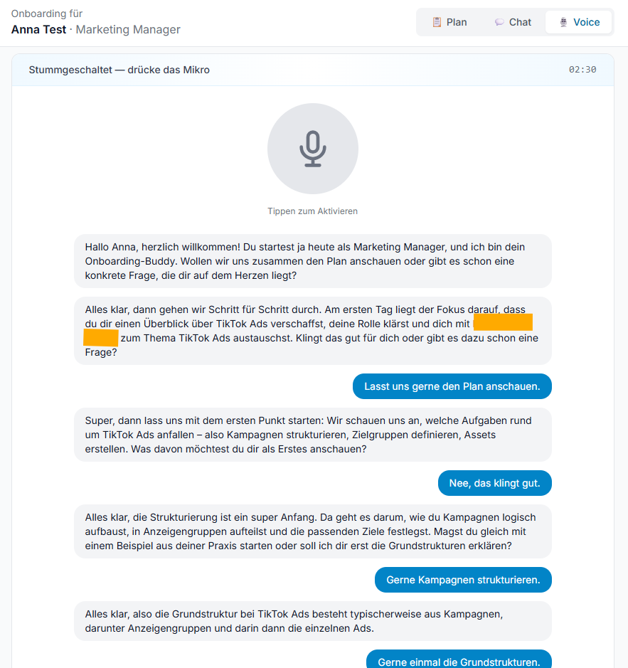 Screenshot des Onboarding-Frontends: Voice-Begleiter im Gespräch mit der neuen Mitarbeiterin Anna, Tabs Plan / Chat / Voice